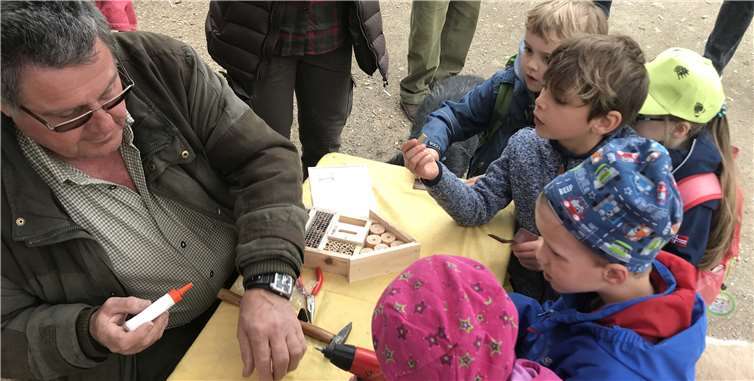 Heinz Scheil und die fleißigen Helfer beim Basteln von Insektenhotels.