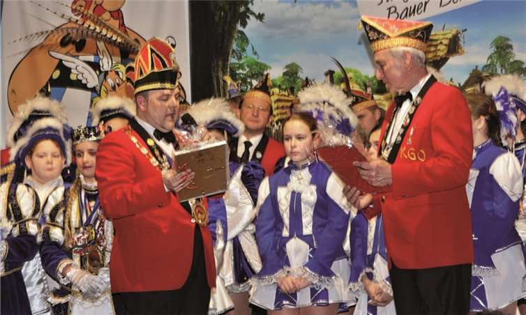 Heinz Schneppen erhält für seine 50-jährige Mitgliedschaft in der KGO eine Urkunde und ein weiteres Geschenk für die Lanxess-Arena in Köln. -STEIN-