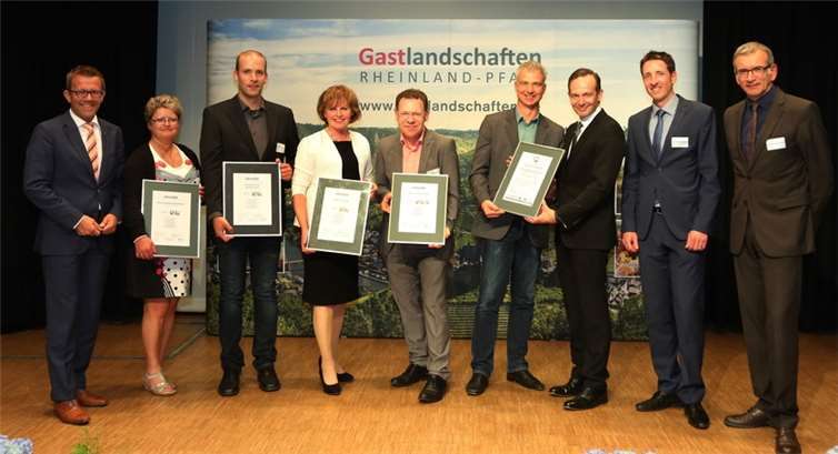 Heinz Schönewald, Ahrtal-Tourismus Bad Neuenahr-Ahrweiler (5. v. r), Dagmar Lorenz, Romantik-Hotel Sanct Peter (6. v. r.) sowie Dennis Leyendecker, Weinmanufaktur Walporzheim (7. v. r.) wurden im Haus des Gastes in Bad Kreuznach nach dem Siegel „Reisen für Alle“ mit dem Zertifikat „Barrierefreiheit geprüft“ ausgezeichnet. Die Urkunde überreichte der rheinland-pfälzische Wirtschaftsminister Dr. Volker Wissing. Gleichzeitig erhielt der Leiter des Bürgerbüros der Stadt Bad Neuenahr-Ahrweiler, Frank Ronstadt (4. v. r.), die Urkunde für die Prüfungsstufe I des Siegels „ServiceQualität Deutschland“. Godehard Juraschek/Rheinland-Pfalz Tourismus GmbH