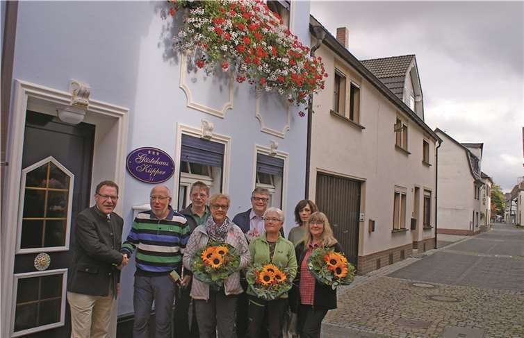 Heinz Schönewald ehrte die drei Paare für ihre regelmäßigen Besuche in Ahrweiler. Ahrtal-Tourismus