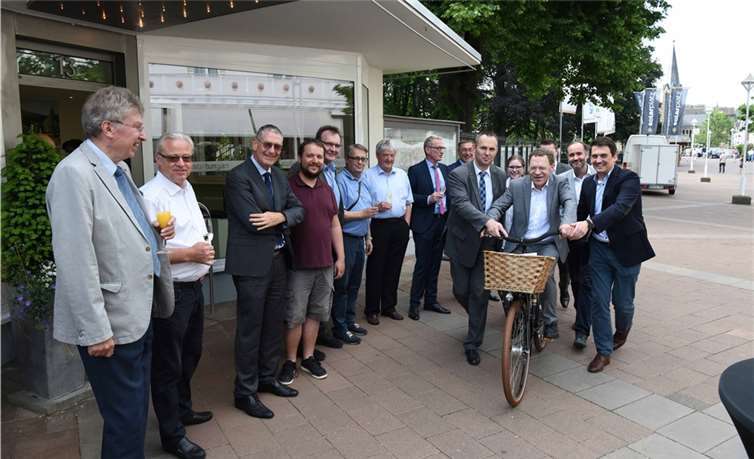 Heinz Schönewald und das Team des Ahrtal-Tourismus starten am neuen Standort in der Kurgartenstraße gemeinsam mit der Heilbad Gesellschaft durch. FIX