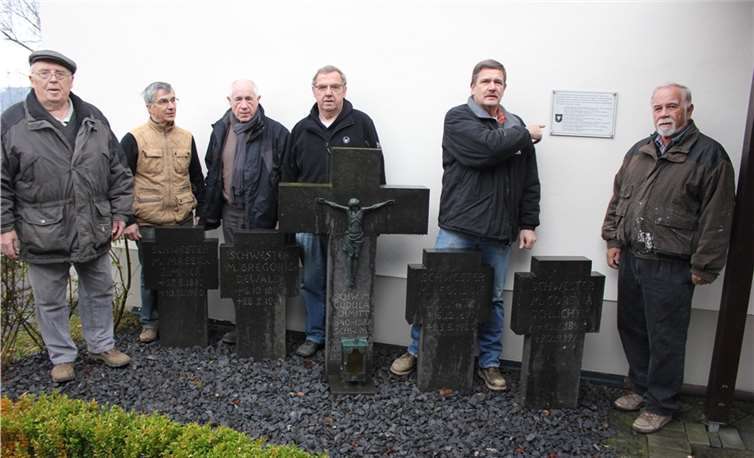 Heinz Schröder, Peppo Fiorelli, Albert Schäfer, Manfred Bell, Gerwig Käse und Dieter Likas (von links nach rechts) vom Mühlenteam des Kultur- und Heimatvereins haben die Grabsteine an die Annakapelle versetzt und das entsprechende touristische Hinweisschild angebracht.privat