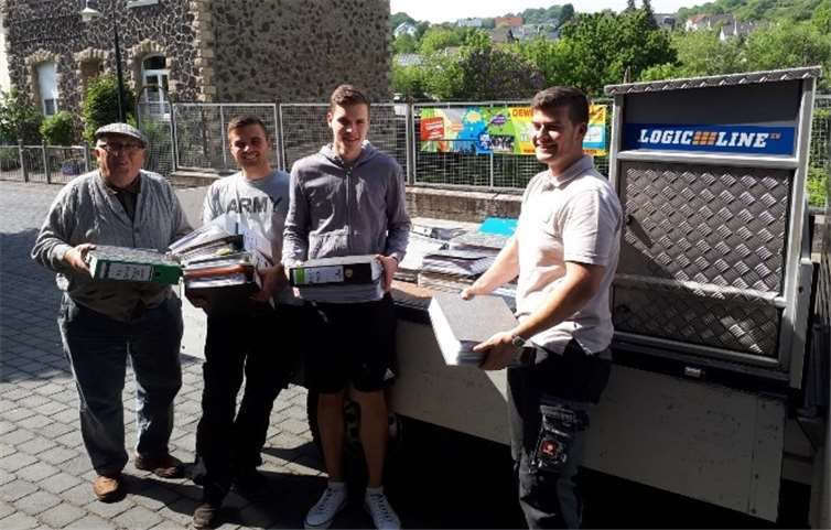 Heinz Schröder (li.) freut sich über die tatkräftige Hilfe der Mitglieder des Niederzissener Junggesellenvereins Philipp Jeub, Nico Degen und Christoph Schneider beim Aktenschleppen in die alte Schule am Marktplatz.privat