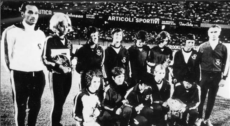 Heinz Schweden (l.) bei der ersten inoffiziellen Frauen WM in Neapel. privat