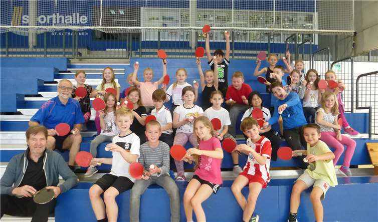 Heinz-Ulrich Freytag (unten li.), darüber Bernd Lehnard mit Kindern aus den Klassen 3a und 3b. privat