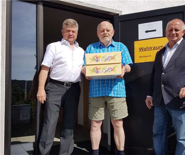 Heinz Weerenbeck (Mitte) überreicht nun schon seit 25 Jahren einen Kuchen zur Wahl. Siegfried Vogel (li.) und Paul Lägel freuten sich darüber. Foto: privat