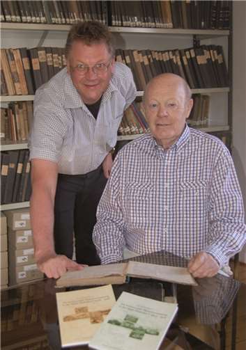 Heinz Wilhelm Büttgenbach (re.) wurde bei seinen Recherchen auch von Stadtarchivar Dietmar Pertz (li.) unterstützt. privat