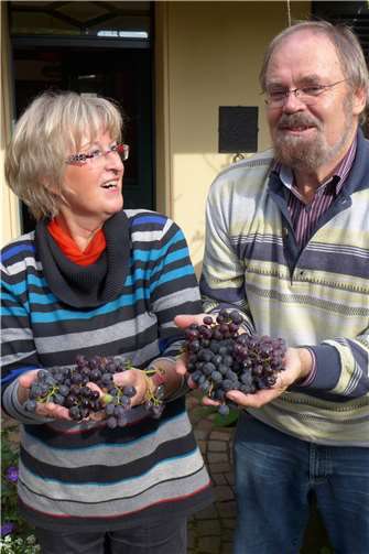 Heinz Wilms und Gabriele Fischer-Wilms freuen sich über den reichen Ertrag.  Foto: privat