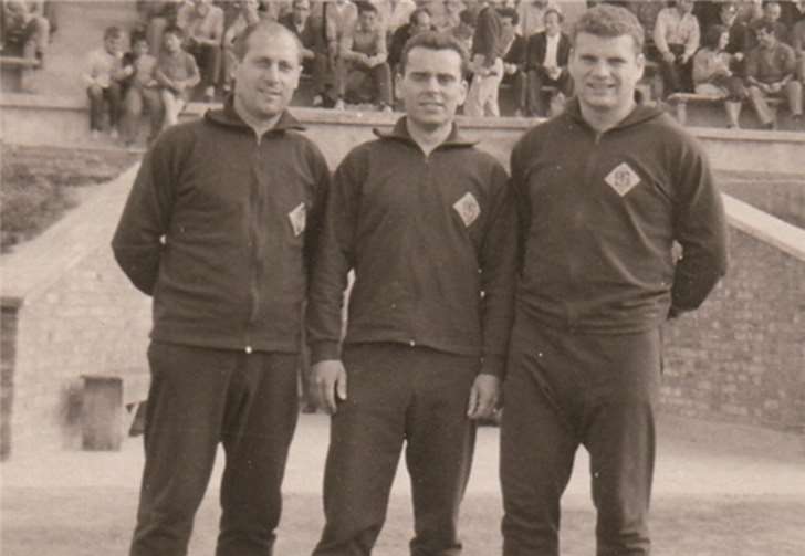 Heinz Wölk eingerahmt den TuS Legenden Georg Unkelbach und Adi Weiß bei einer Reise mit den Neuendorfern in Bulgarien im Sommer 1964. Vereinsarchiv TuS Koblenz