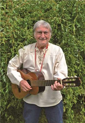 Heinz – der Weltenbummler mit seiner Gitarre.privat