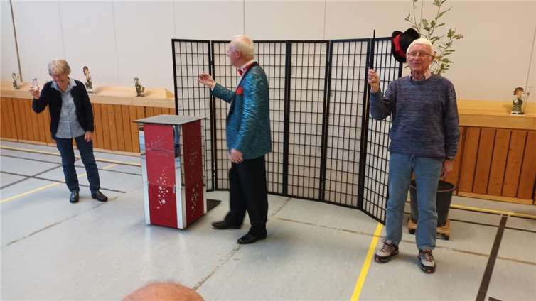 Heinz der Zauberer (Mitte), der eine einstündige Vorführung abgehalten hat und hier konkret zwei Wolkener in seine Zauberkünste aktiv einbindet. Fotos: privat