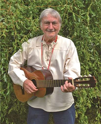 Heinz singt zur Gitarre rhythmische und stimmungsvolle Songs. privat