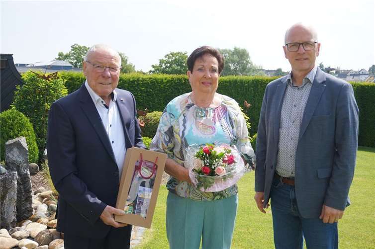 Eiserne Hochzeit gefeiert Heinz und Cäcilie Schäfer mit Oberbürgermeister Dirk Meid (rechts). Foto: Jacqueline Blang/ Stadt Mayen