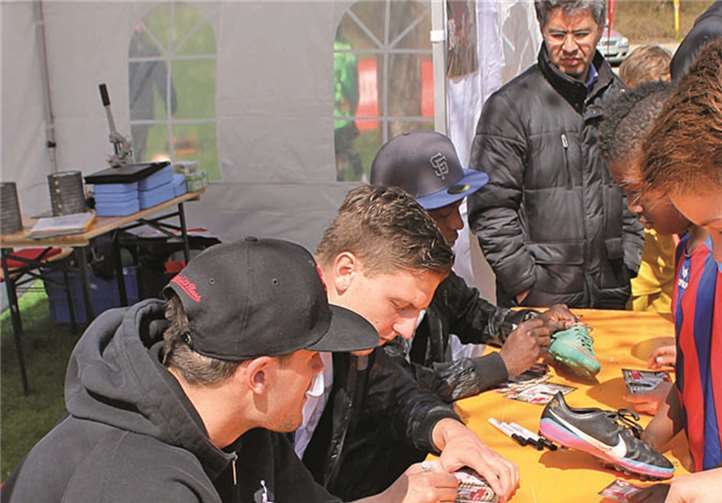 Heiß begehrt bei den Nachwuchskickern waren die Autogramme der FC-Profis Tobias Strobl, Kevin Wimmer und Anthony Ujah (v.li).