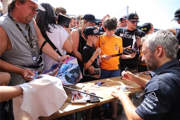 Heiß begehrt waren die Autogramm von Timo Glock.
