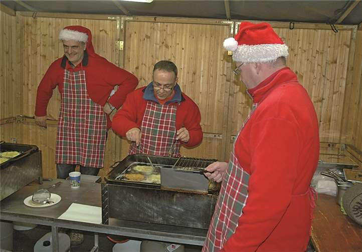 Heiß begehrt waren wie immer die leckeren Reibekuchen.