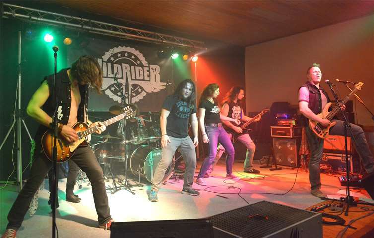 Heiß her ging es bei „Rock im Saal“ zu Beginn der Wendelinus-Kirmes.  AB