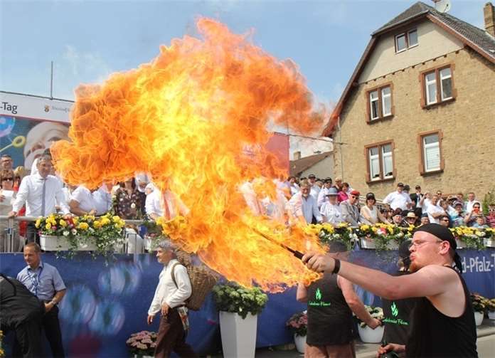 Heiß war es an der Ehrentribüne beim Rheinland-Pfalz-Tag nicht nur wegen des strahlenden Sonnenscheins.