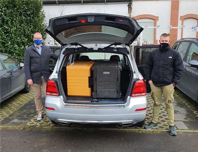 Heiße Festtagsspeisen brachten (von links) Richard Gies, Geschäftsstellenleiter der OVB, und Koch David Krämer auf heißen Reifen zu vielen bedürftigen Familien in Bad Neuenahr-Ahrweiler. Foto: Wolfgang Schröck