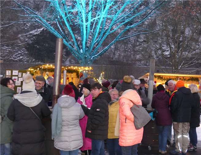 Heißer Glühwein, wärmende Feuertonnen und ein farbenfrohes Lichterspektakel lockten auf den Kerer Weihnachtsmarkt.