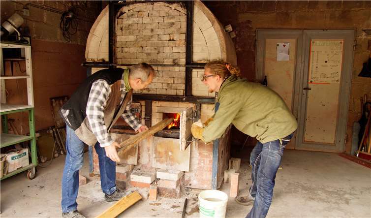 Heizen des Holzofen im Tonhaus Ulf Huppertz.