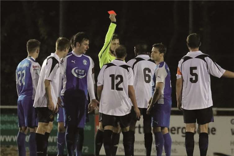 Hektisch wurde es am Ende nochmals bei der Partie SV Mehring gegen TuS Koblenz. Schiedsrichter Marc Latsch stellte TuS Akteur Jose Matuwila wegen einer angeblichen Rempelei vom Platz. TH