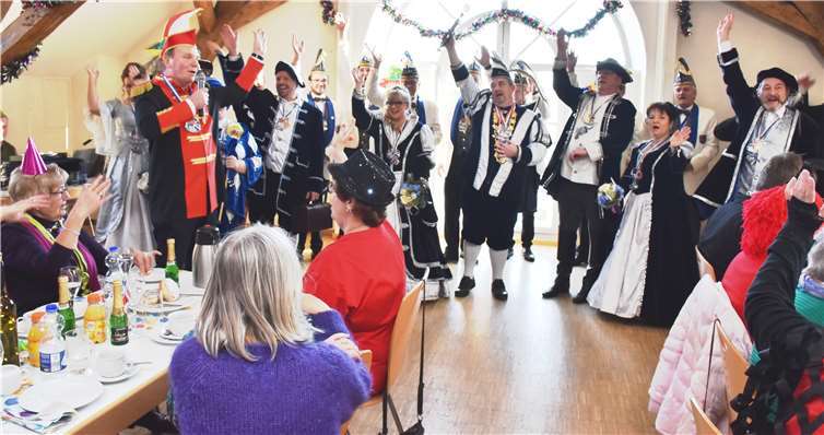 „Helau“ riefen die Großmaischeider Narren bei der Dierdorfer Karnevalssitzung. Fotos: HEP