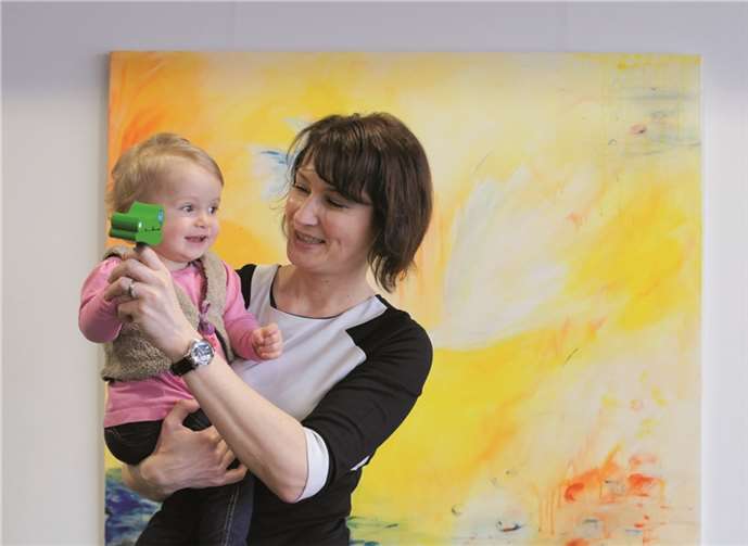 Helena Habetz-Kloss mit einem kleinen Musikzwerg.