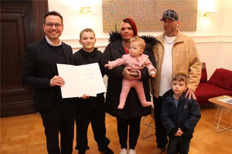 Helena Josie Cremer, die von Mutter Daniela auf dem Arm getragen wird, OB Langner, die Brüder Leano (2. v.l.) und Milan sowie Vater Timo. Foto: Stadtverwaltung Koblenz/T. Knaak