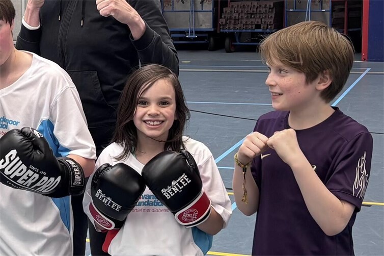 Helene (7J) als Teil des deutschen Kickbox-Teams; unterstützt von ihrem Bruder