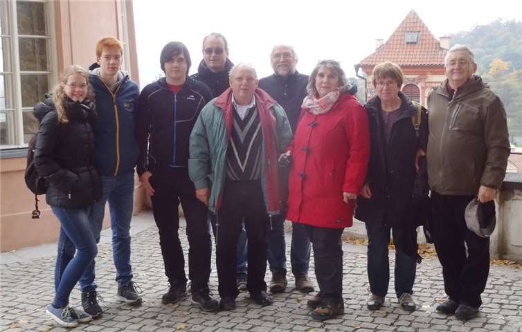 Helene Pakleppa, Johannes Bruns, Arved Finke, Ralf Schön, H.-P. Kreische, Kalle Kerstholt, Edelgard Assmus und Monika Kerstholt zusammen mit Ota Reiter in Prag. privat