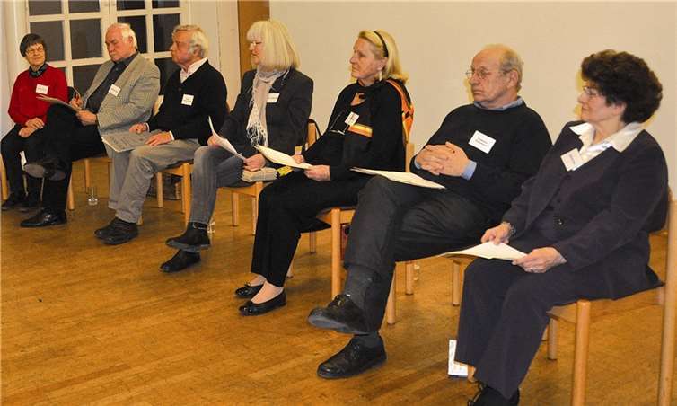 Helene Pertz, Hubertus Kreickmann, Ruth Kilp, Helga Hofmann, Harald Schmitz-Hübsch, Wolfgang Breith und Angelika Fuchs (v. r.) ließen die Zuhörer im Remagener Pfarrzentrum an ihren Kindheitserinnerungen teilhaben. AB
