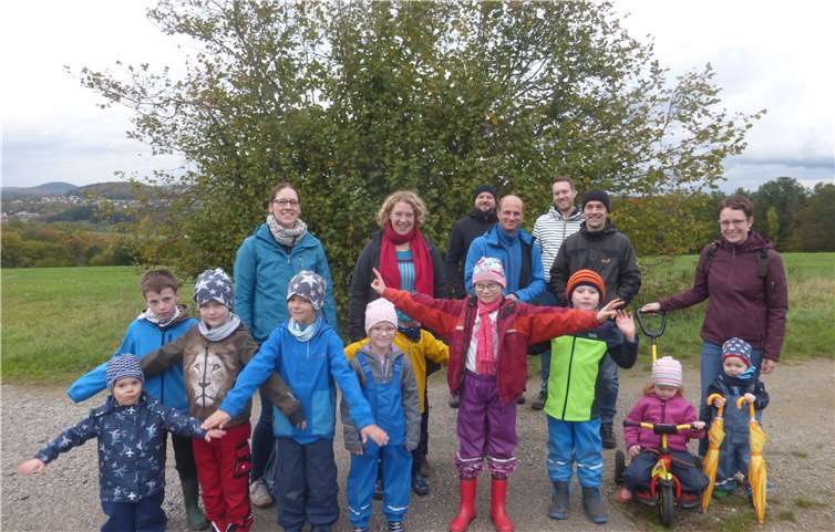 Helene Rörig vom Büchereiteam (Mitte) und ihre naturbegeisterten Mitwanderer bewegten sich lieber zu Fuß rund um Holler.