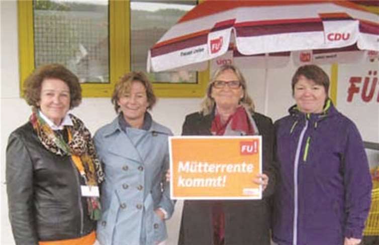 Helene Rott (v.li.), Ilona Müller, Monika Krautscheid-Bosse FU Vorsitzende und Carolin Klesing verteilten Blumen an Mütter. privat