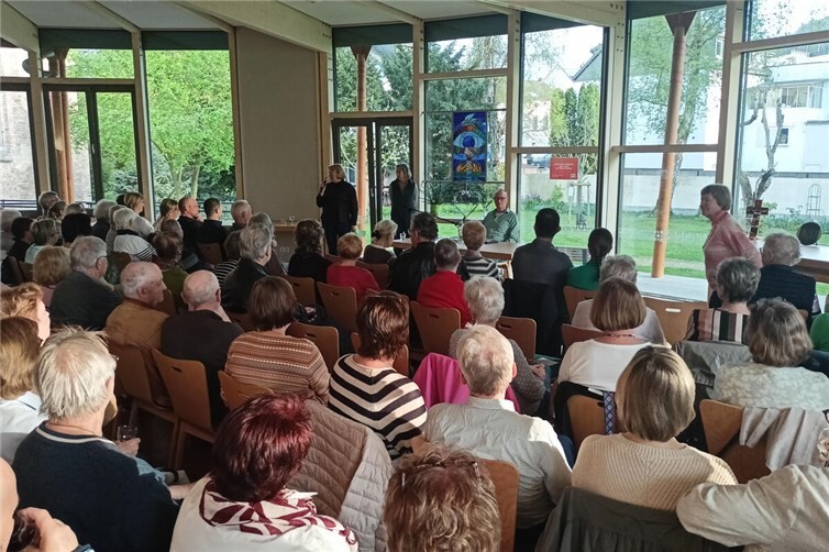 Helene Schäuble von der Bücherei und Walburga Greiner vom Weltladen begrüßen Stefan Linder