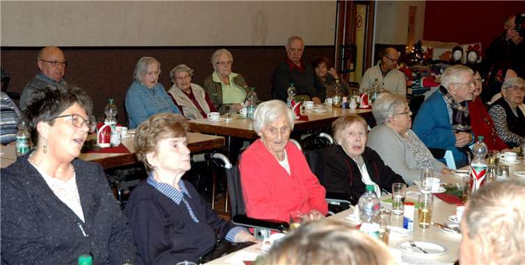 Helene Theisen - in der roten Jacke - feierte vor einigen Wochen ihren 100. Geburtstag.