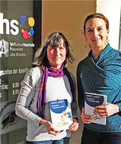 Helene Weißenfels (links) ist seit 30 Jahren in Sachen Grundbildung unterwegs. VHS-Fachbereichsleiterin Kathrin Twiesselmann-Steigerwald ist erste Ansprechpartnerin für Interessierte. Foto: vhs Neuwied