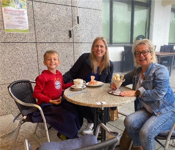 Helfen darf Spaß machen – Patin (rechts) mit Patenkind und Mutter .  Foto:Natalie Seidel