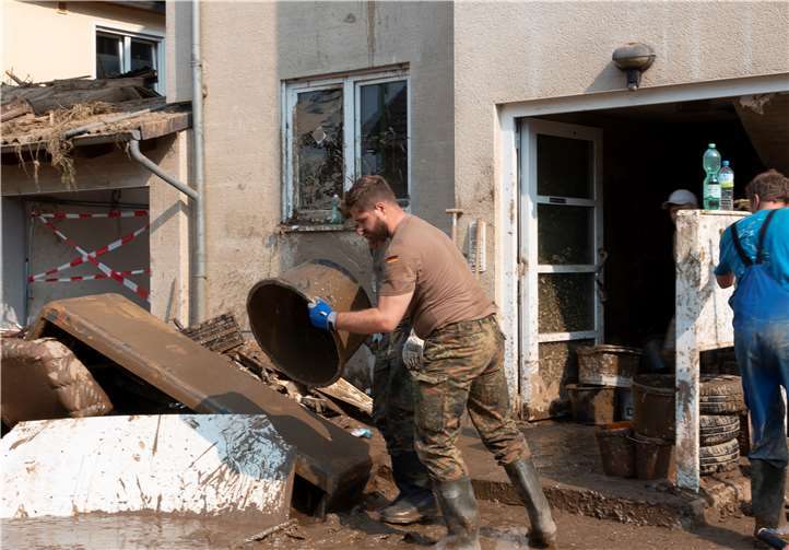 Helfende Hände des Zentrum Operative Kommunikation der Bundeswehr in Mayen. 