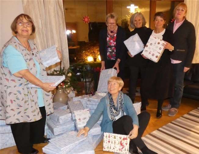 Helfende Hände verpackten die Geschenke (v.l.n.r.) Gudrun Mieth-Leichsenring, Heike Großgebauer, Sigrid Meißner, Ute Leonardy (Organisatorin), Gabriele Sperling; im Vordergrund: Rose-Marie Brauckmannprivat