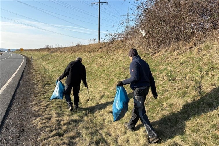 Helfer beim Dreck-weg-Tag 2025 sammeln Müll am Fahrbahnrand auf. Am 14. März heißt es wieder: Nicht wegschauen, sondern mit anpacken – für ein sauberes Koblenz.