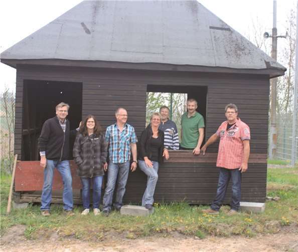 Helfer der FWG stellten das Spielplatzhaus an seinen Bestimmungsort. privat