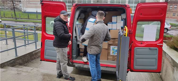 Helfer der Gemeinde in Tscherwonohrad beim Entladen eines Transporters mit medizinischen Hilfsgütern. Quelle: Kloster Ebernach