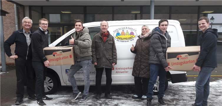 Helfer des „Marktes für Leib und Seele“ empfangen von Schülern des Erich-Klausener-Gymnasiums 40 Kartons voll mit Lebensmitteln.privat