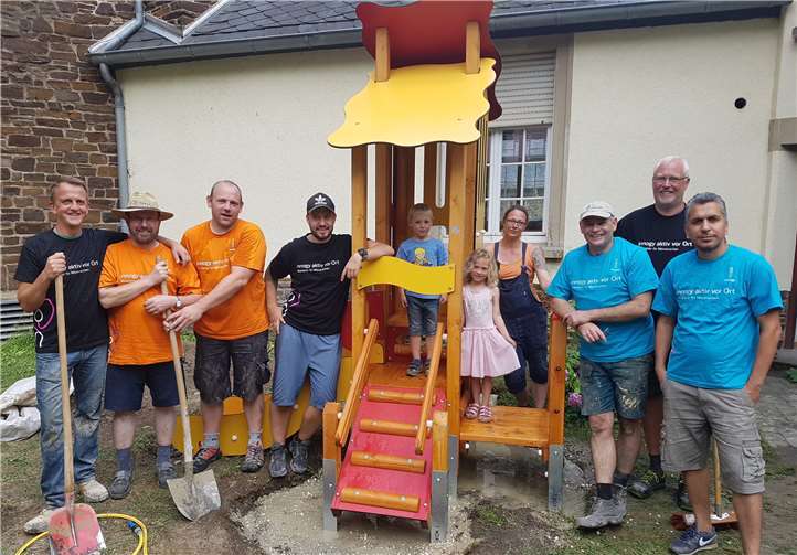 Helfer errichteten auf dem Außengelände der Kita St. Rochus in Hatzenport einen neuen Kletterturm. Die Kids freuen sich über die neue kindgerechte Attraktion. privat