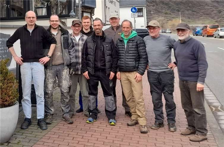 Helfer in Kattenes. Foto: Elmar Leyendecker