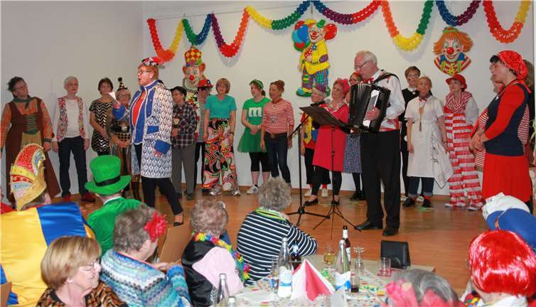 Helfer und Aktive auf der Bühne.