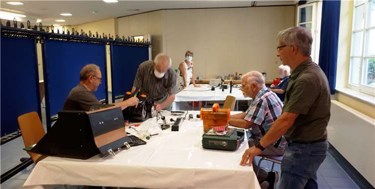 Helfer und Besucher des Reparatur-Cafés Brohltal hielten sich mit entsprechendem Abstand und, wenn nötig, mit Masken an die coranabedingten Auflagen. Foto: Kultur- und Heimatverein, Richard Keuler