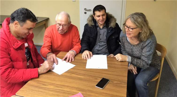 Helfer und Migranten bei ihrem Deutschunterricht des RLI Integrationsprojekts im „Café Auszeit“ (v.l.): Mazen Mousa, Jürgen Wiemann, Wael Karabilli und Marita Goldschmidt.  privat