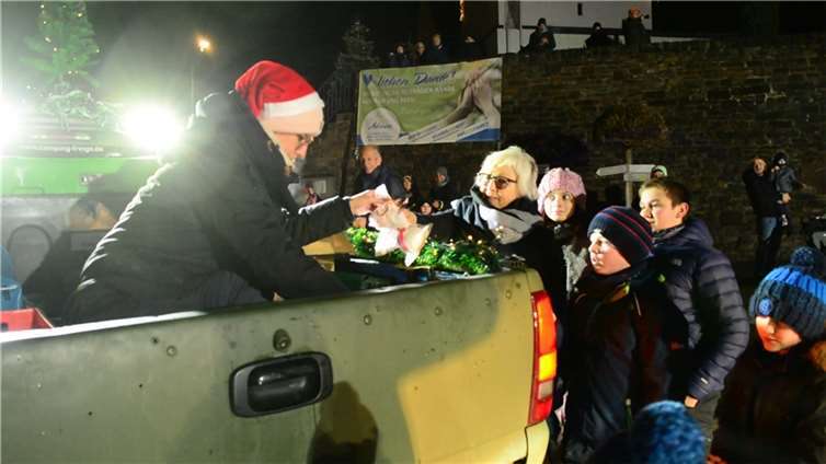 Helfer verteilen Geschenke an die Menschen in Schuld. Fotos: CF